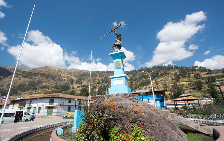 foto de estatua en chiquian tomada por hotel en cihquián ancash perú
