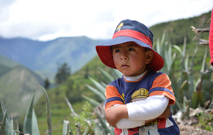 foto de niño en pueblo tomada por hospedaje en cihquián ancash perú