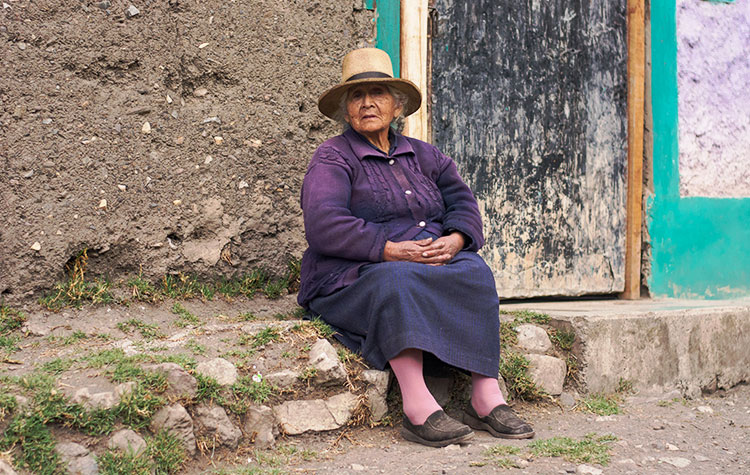 foto de señora sentada en pueblo chiquian tomada por hostal en cihquián ancash perú