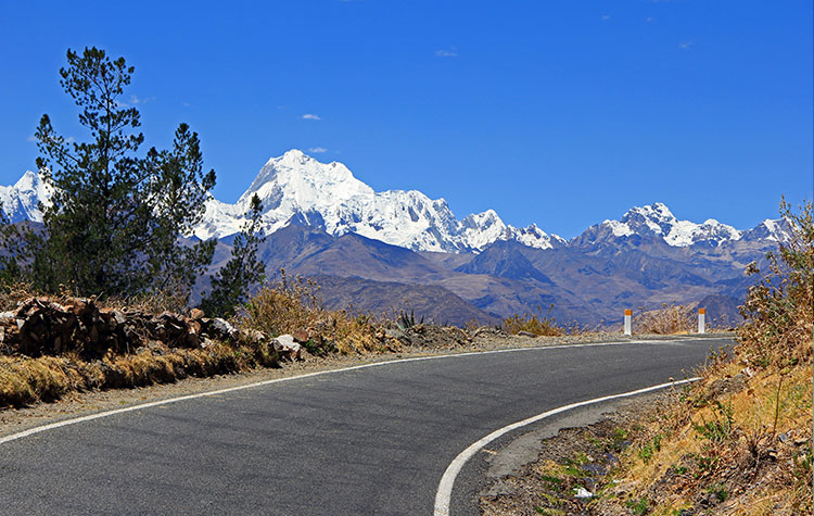 foto de carretera a  Cordillera Huayhuash, en cosas por hacer en chiquian tomada por hostal en los nogales cihquián ancash perú